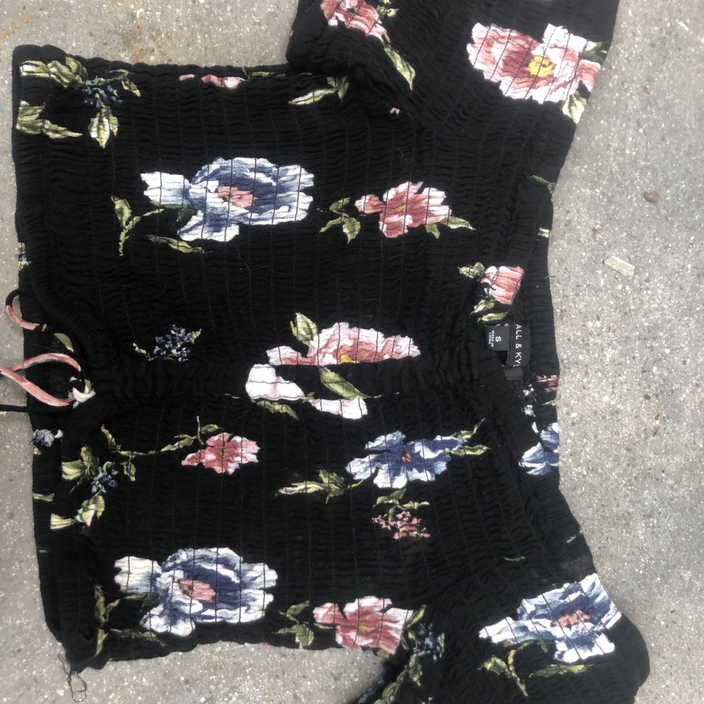 Kendall and Kyle collection off the shoulder - Picture 4 of 6
